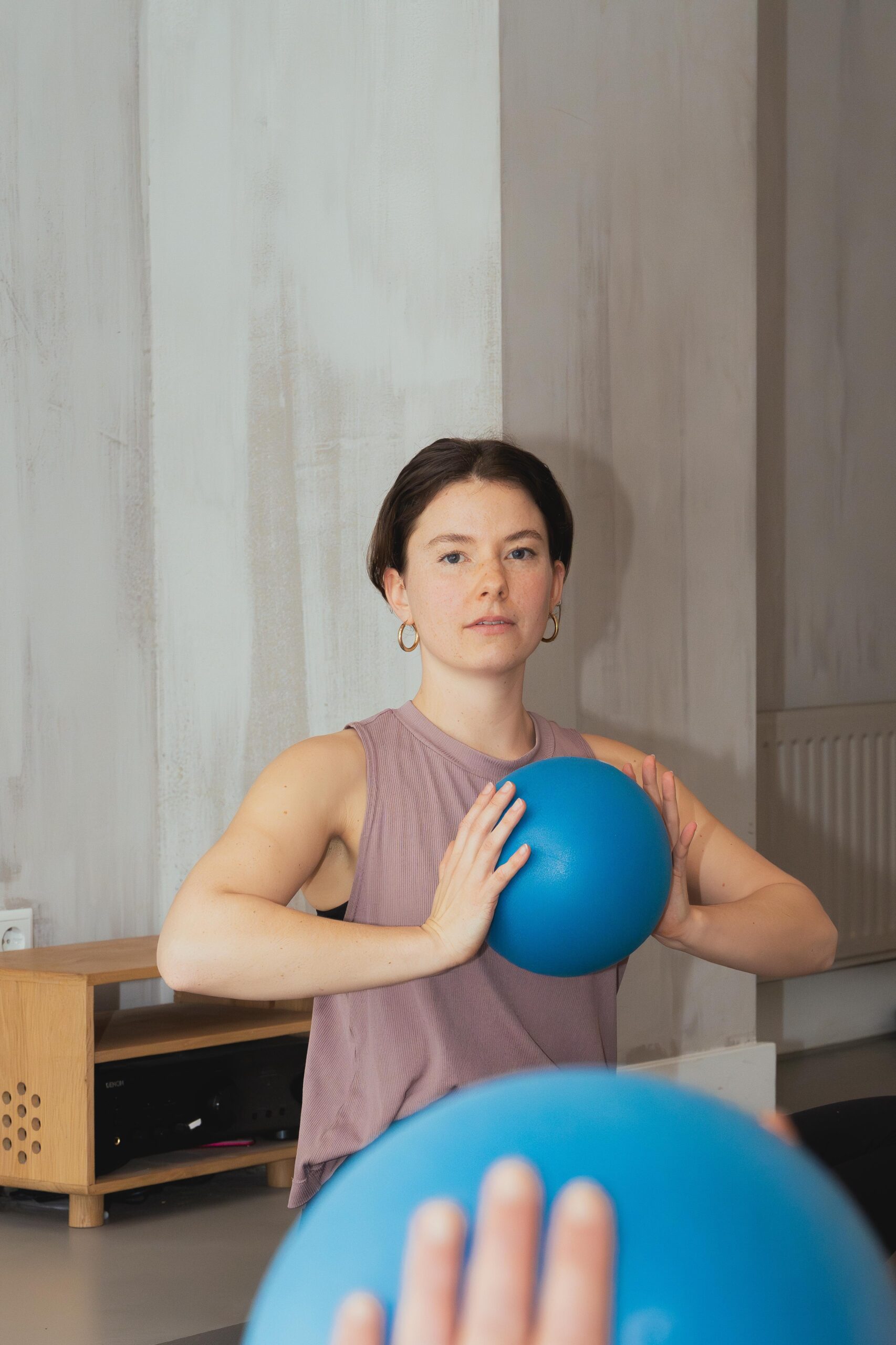 Vrouw traint met een bal bij bbb fysiotherapie.