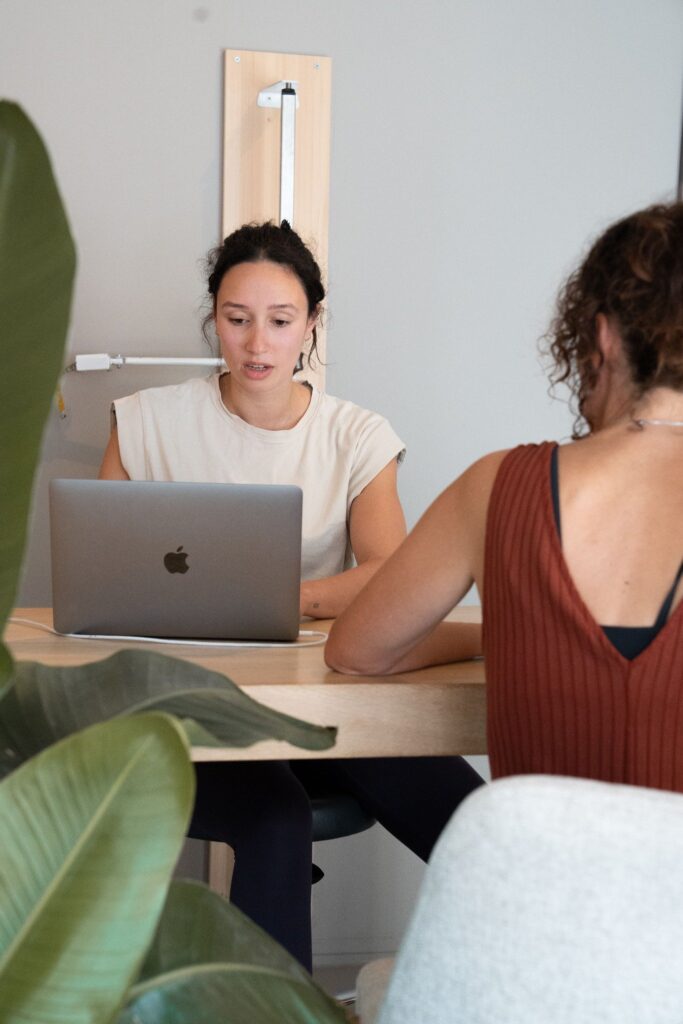 2 vrouwen in gesprek bij bbb fysiotherapie in Amsterdam